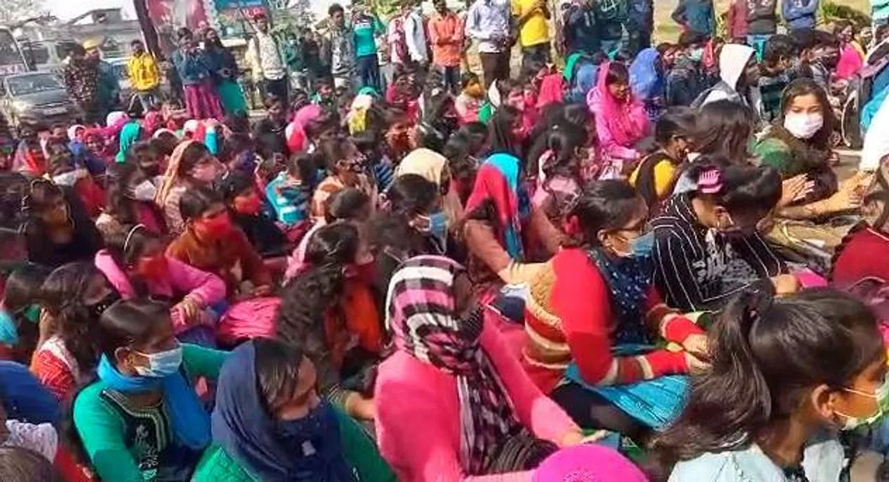 প্রিন্সিপালের বিরুদ্ধে বিক্ষোভে ছাত্র-ছাত্রীরা