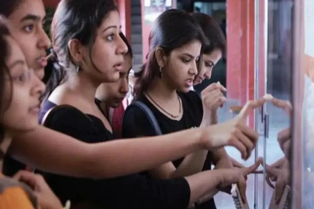 টেট পরীক্ষা দিয়ে কান্নায় ভেঙে পড়লেন পরীক্ষার্থী