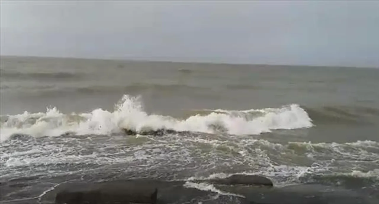 উত্তাল সমুদ্র সৈকত