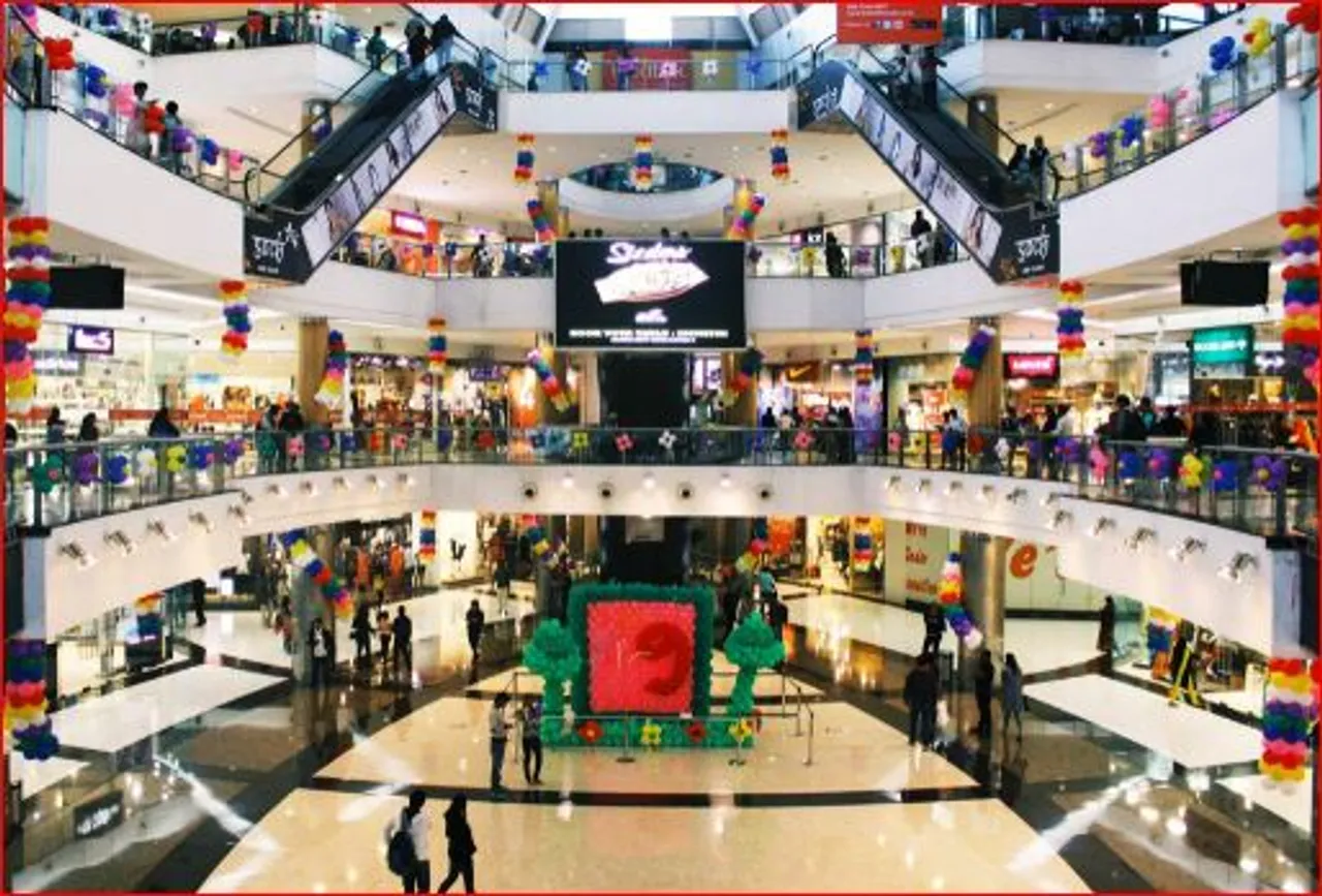করোনা আবহে খুলে গেল শপিং মল