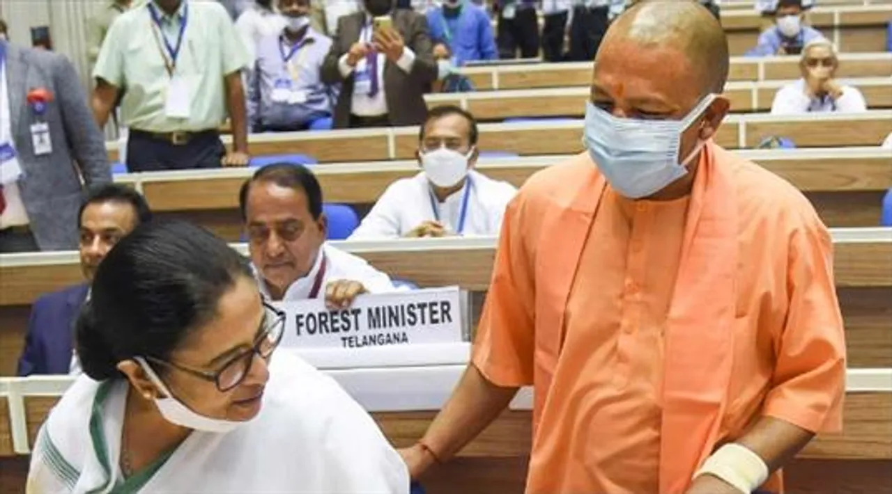 এও কী সম্ভব! কাছাকাছি দিদি ও যোগী, কী কথা হল?