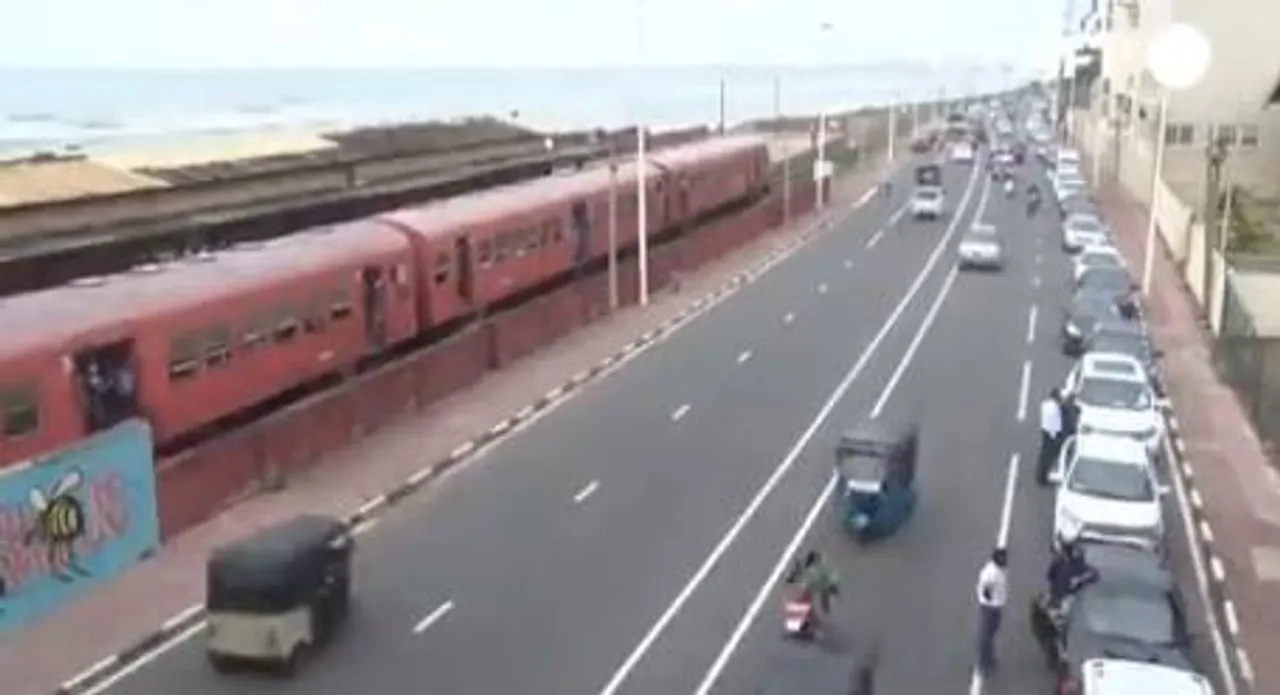 তেল নিতে দেড় কিলোমিটারের লম্বা লাইন কলম্বোয়