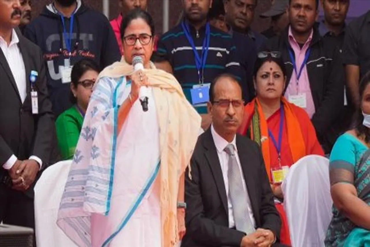 অনুরোধ সত্ত্বেও মঞ্চে উঠতে চাইলেন না মুখ্যমন্ত্রী