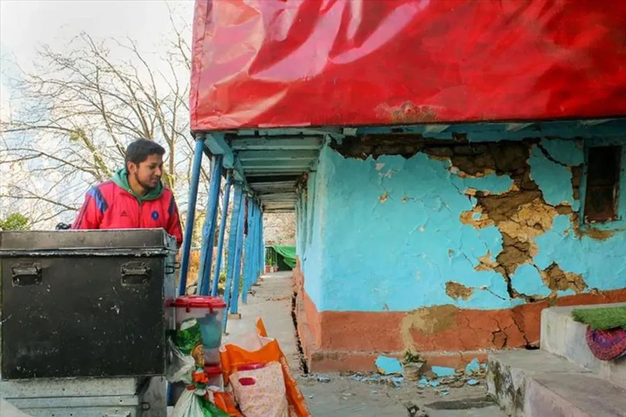 জোশীমঠে চওড়া হচ্ছে ফাটল, মাটি বসল ২ ফুট