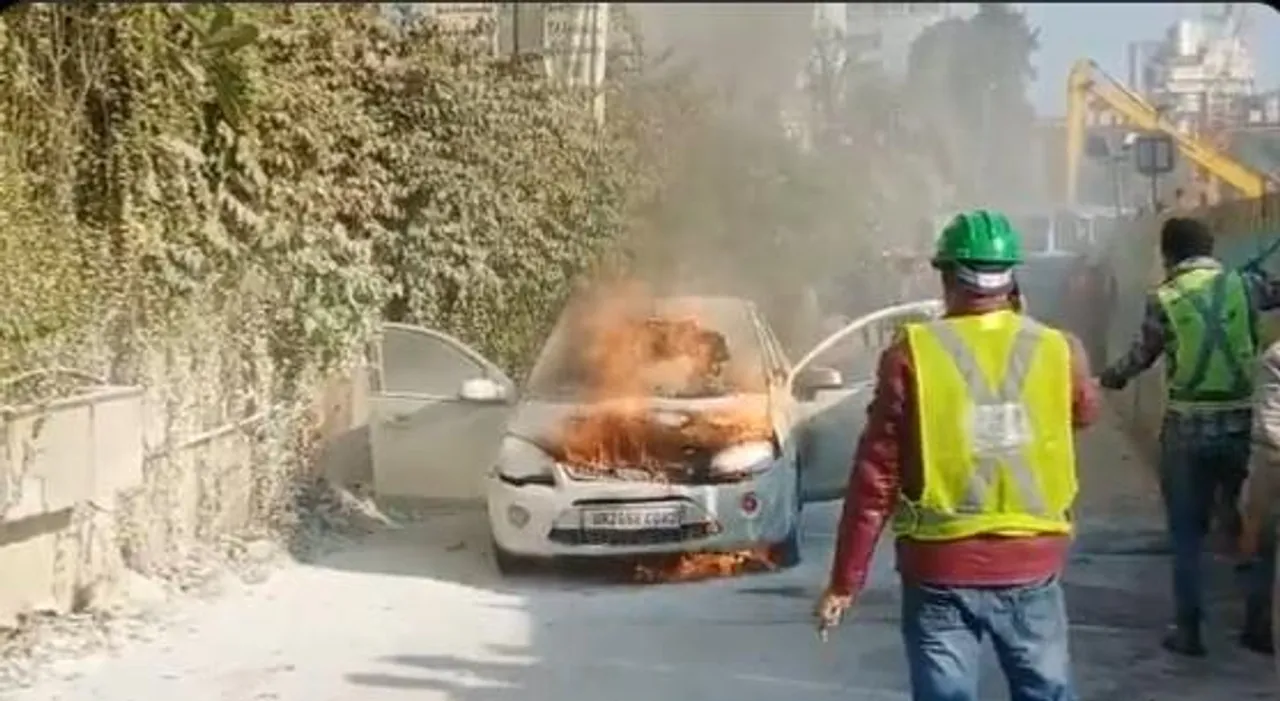 কানপুরে মাঝ রাস্তায় দাউদাউ করে জ্বলছে গাড়ি, দেখুন ভিডিও