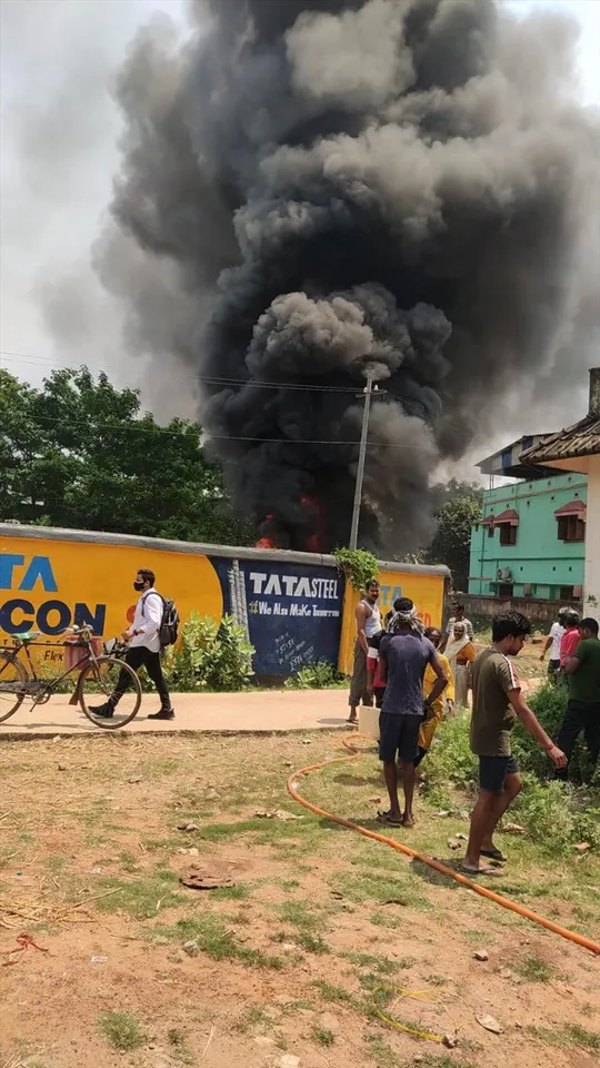 বেলদায় পুরনো মালপত্র রাখার গোডাউনে আগুন, দেখুন ভিডিও