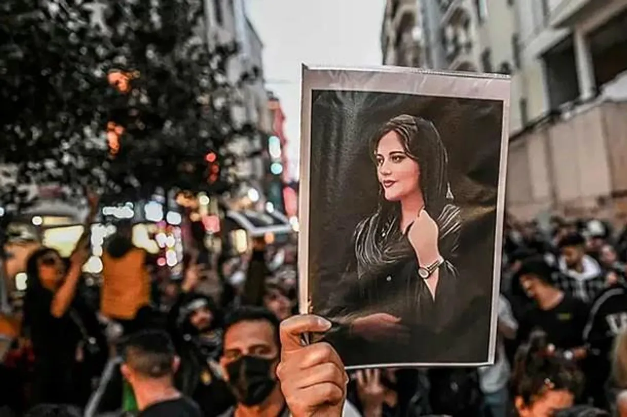 তেহরানেই ৪০০ বিক্ষোভকারীর কারাদণ্ড