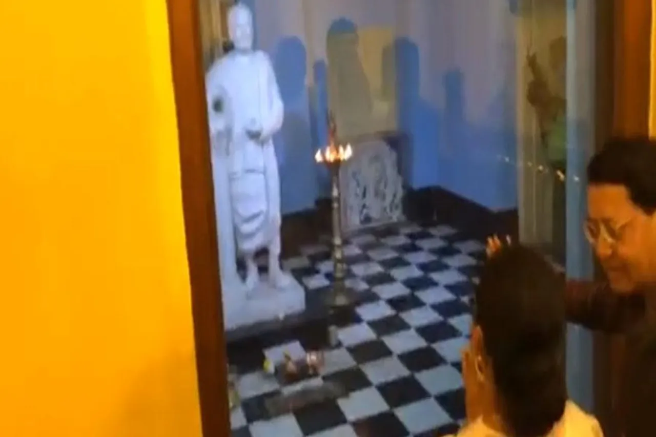 দক্ষিণেশ্বরে পুজো দিলেন মমতা বন্দ্যোপাধ্যায়