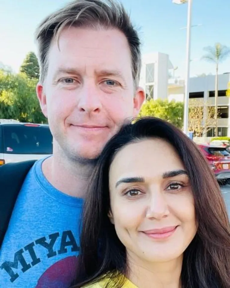 যমজ সন্তানের মা হলেন প্রীতি