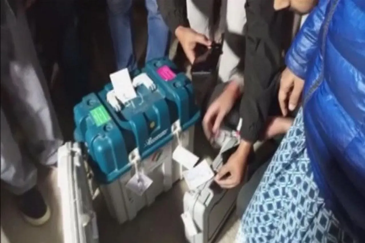 গাড়ি থেকে উদ্ধার ইভিএম মেশিন, কারচুপির অভিযোগ কংগ্রেসের