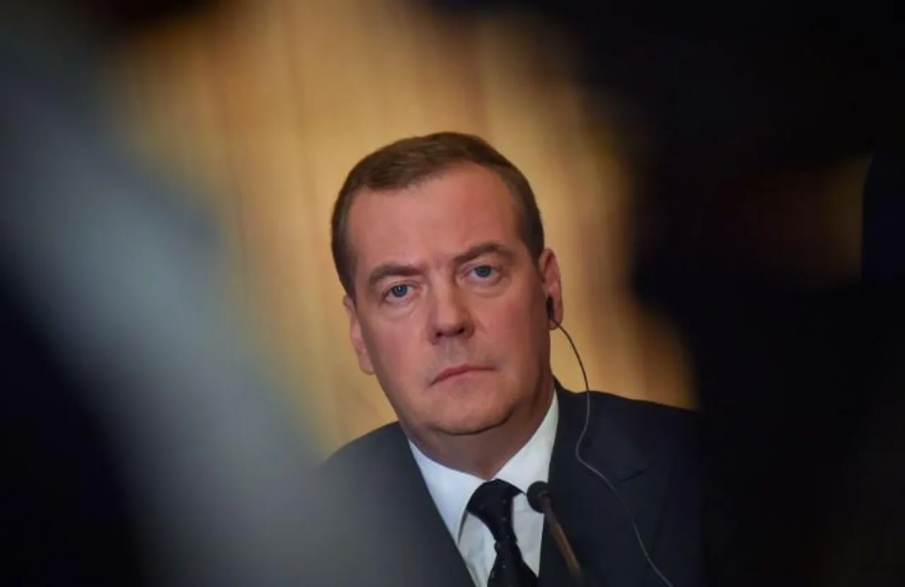 সাবেক প্রেসিডেন্ট মেদভেদেভকে সামরিক-শিল্প কমিশনের ডেপুটি চেয়ারম্যান হিসেবে নিয়োগ করেছেন পুতিন