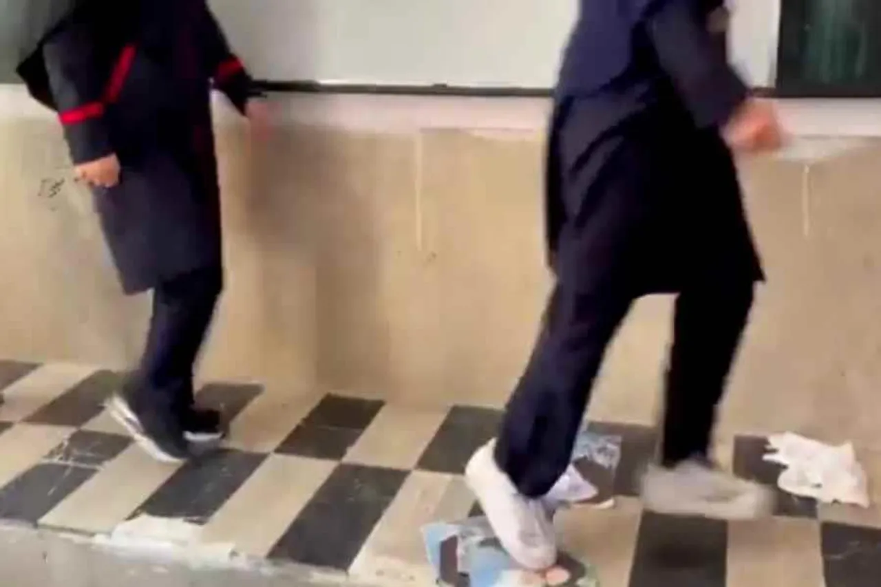 ইরান বিক্ষোভ, ইরানের শাসকের ছবিতে লাথি মেরে আন্দোলন ছাত্রীদের