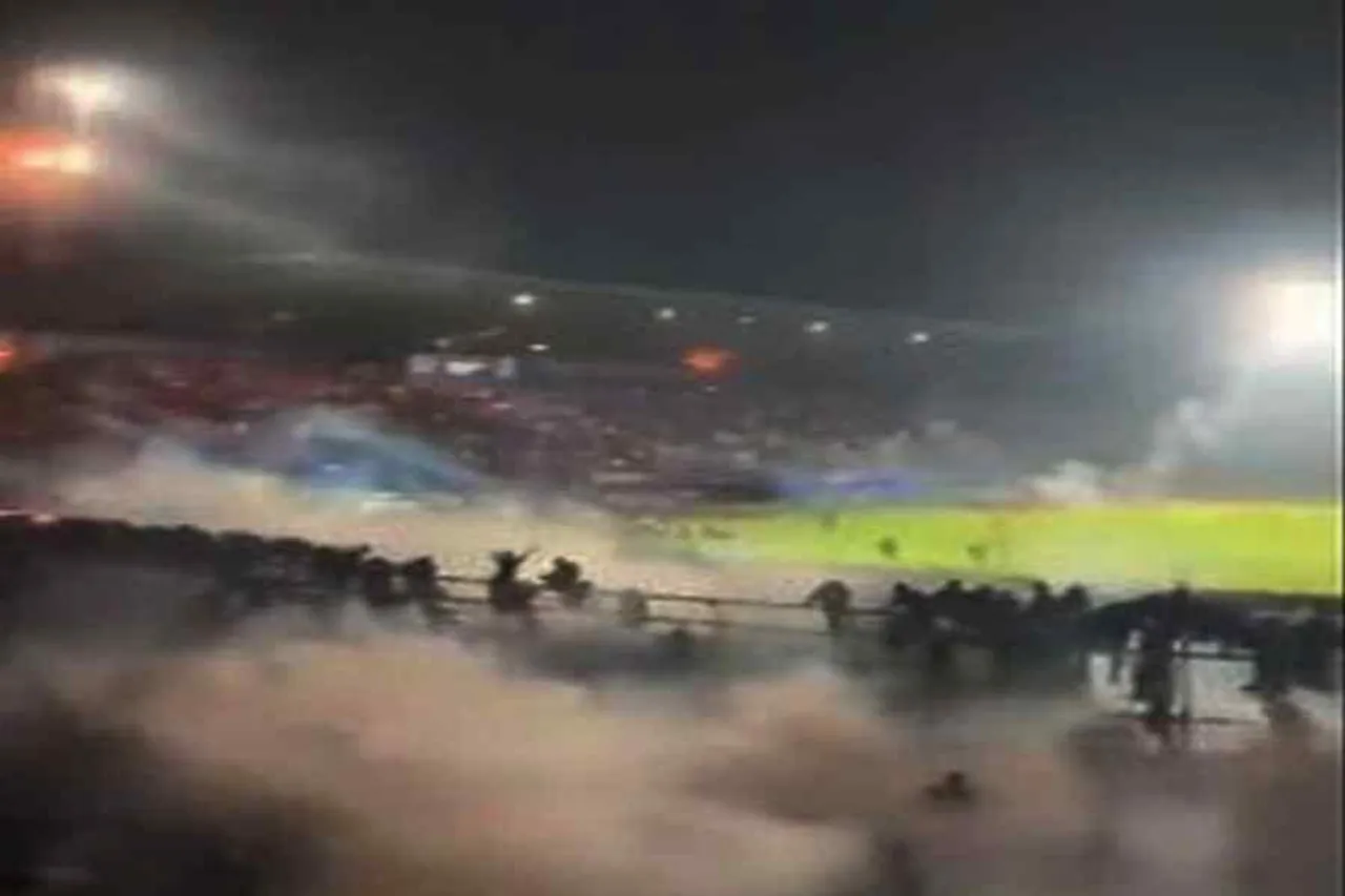 ফুটবল ম্যাচ চলাকালীন গণ-সংঘর্ষ, মৃত ১২৯