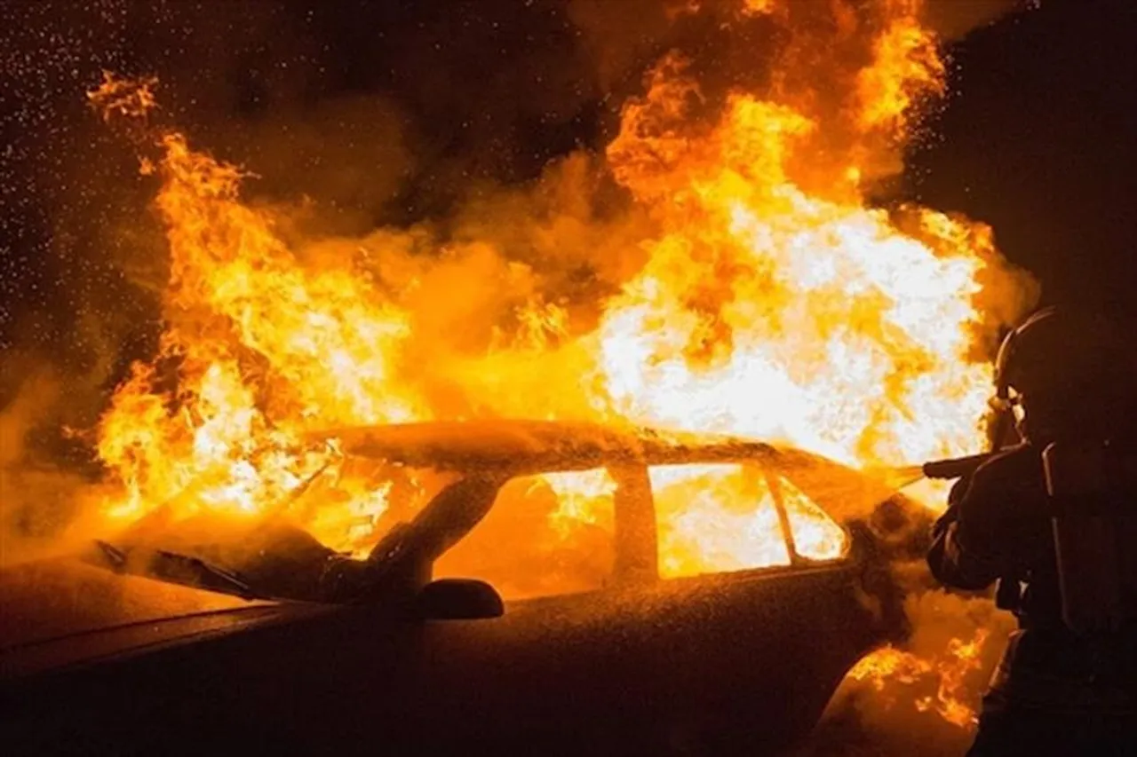 কাঁকুড়গাছিতে চলন্ত গাড়িতে আগুন