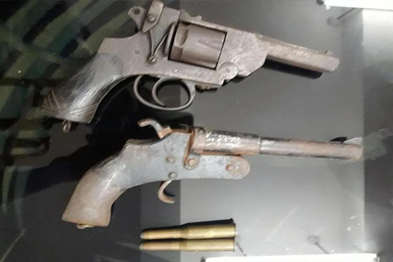 সবং থেকে উদ্ধার জোড়া পিস্তল, গ্রেফতার ১