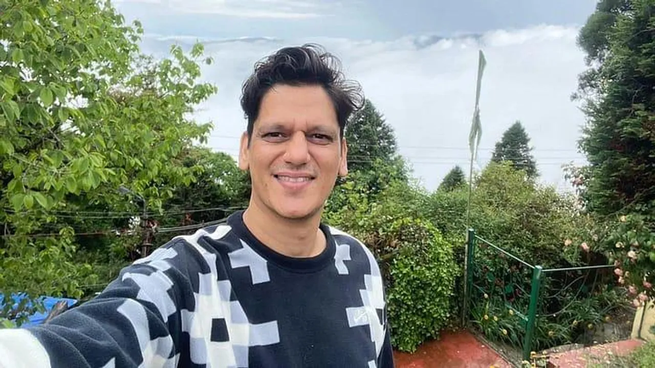 দার্জিলিংয়ে করিনা কপূরের সঙ্গে শুটিংয়ে ব্যস্ত বিজয় ভার্মা