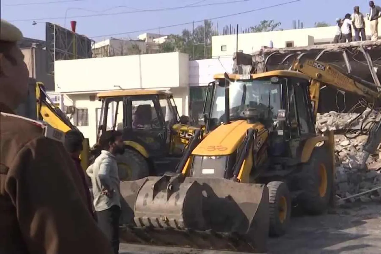 দিল্লিতে ভাঙা হল মন্দির ও মসজিদ