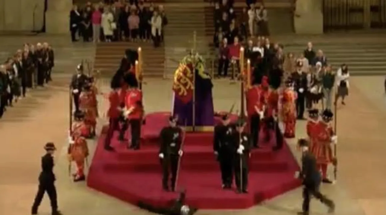 রানির কফিন বন্দি দেহ পাহারা দিতে গিয়ে অজ্ঞান রাজরক্ষী