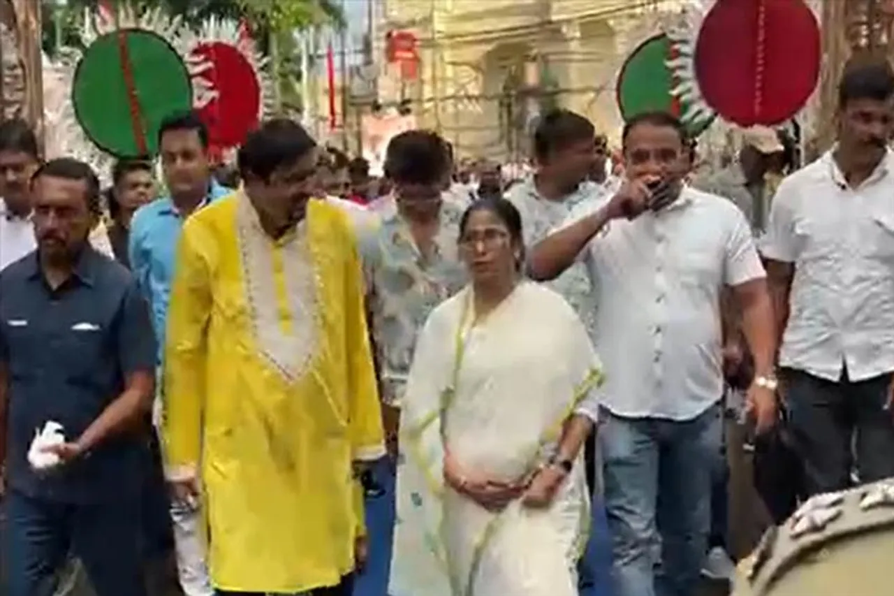 শ্রী ভূমি স্পোর্টিং ক্লাবের দুর্গা পুজোর উদ্বোধন করলেন মুখ্যমন্ত্রী