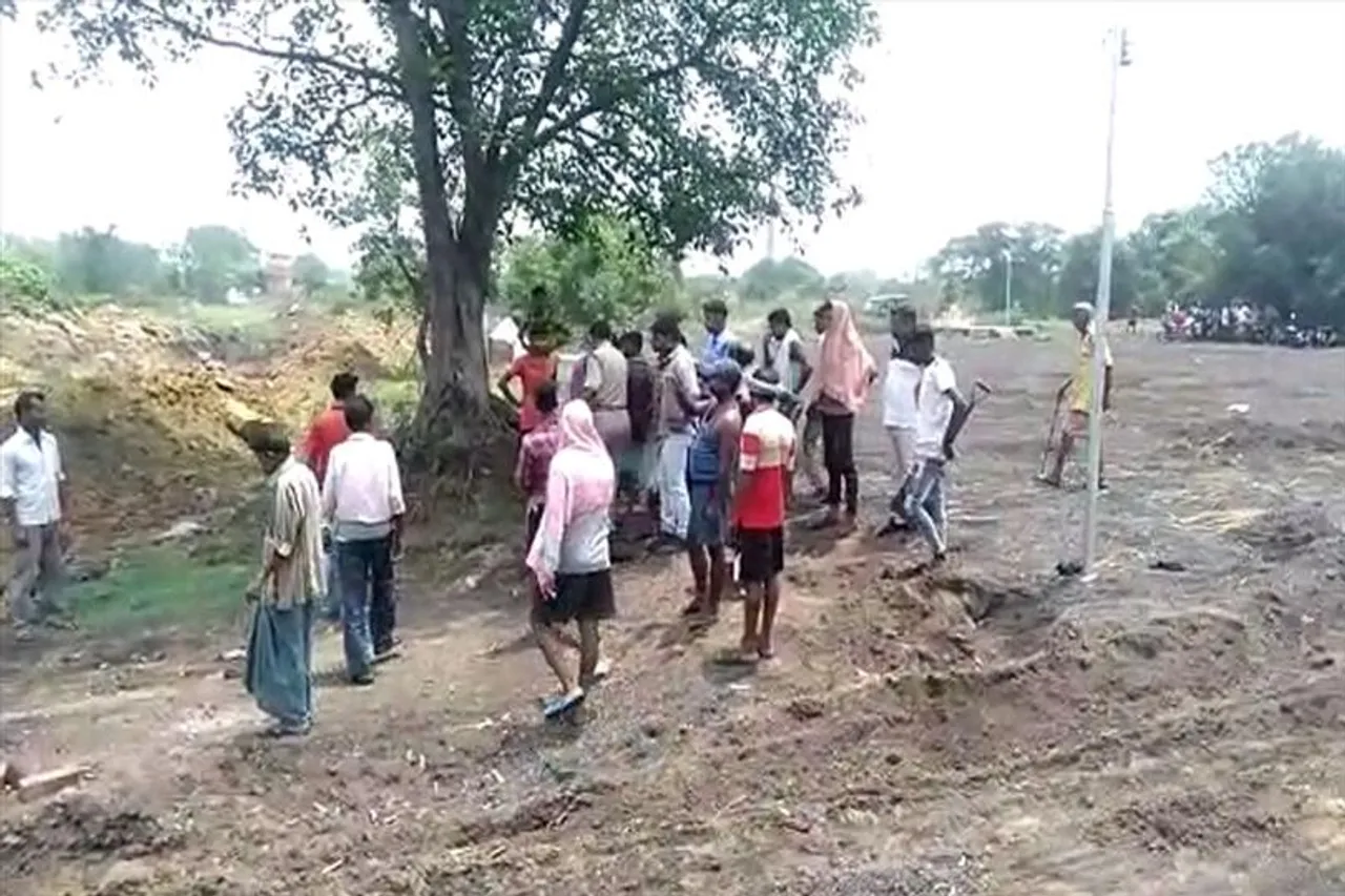 শ্মশান ঘাট ঘিরে বিক্ষোভ