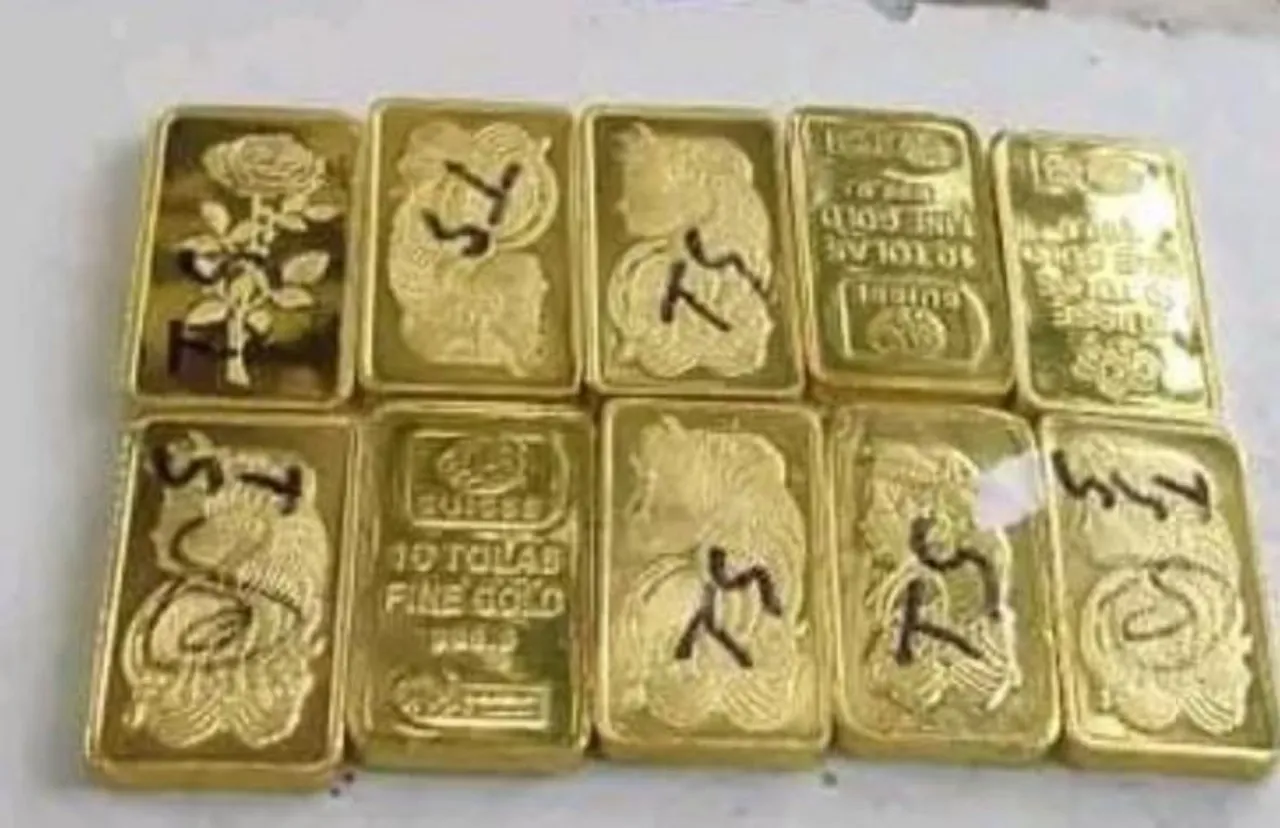 বাংলাদেশ থেকে ভারতে পাচারের সময় হিলি সীমান্ত থেকে উদ্ধার দশটি সোনার বিস্কুট