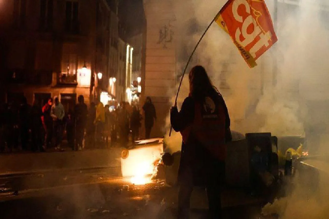 প্যারিসে বিক্ষোভকারীদের ওপর কাঁদুনে গ্যাস নিক্ষেপ পুলিশের