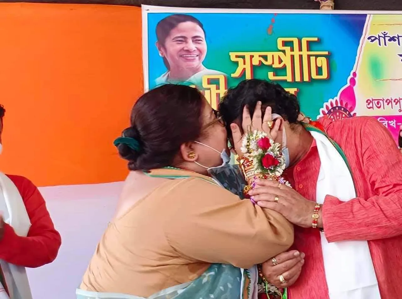 মঞ্চেই মন্ত্রীর কপালে চুম্বন স্ত্রীর, ভাইরাল