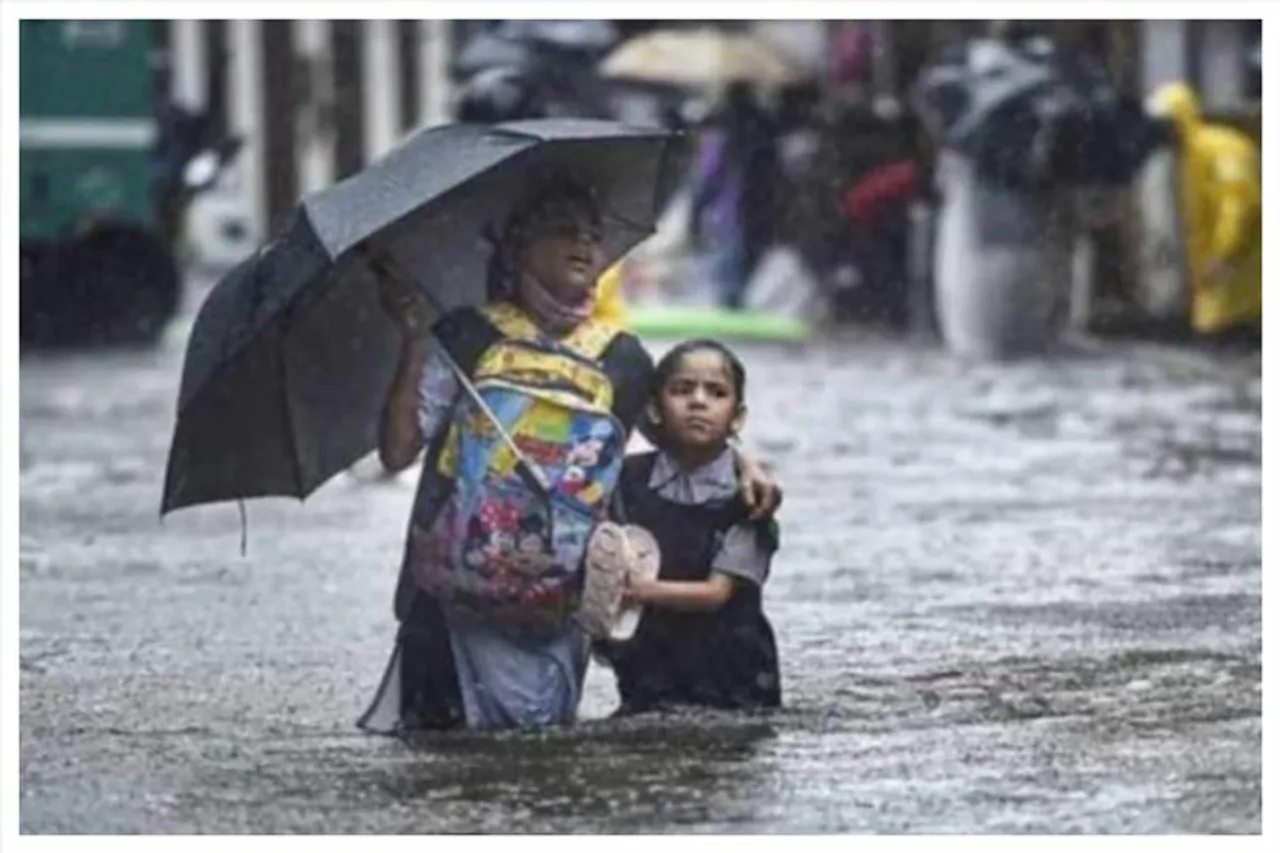 ভারী বৃষ্টির কারণে স্কুল বন্ধ করার নির্দেশ কর্তৃপক্ষের