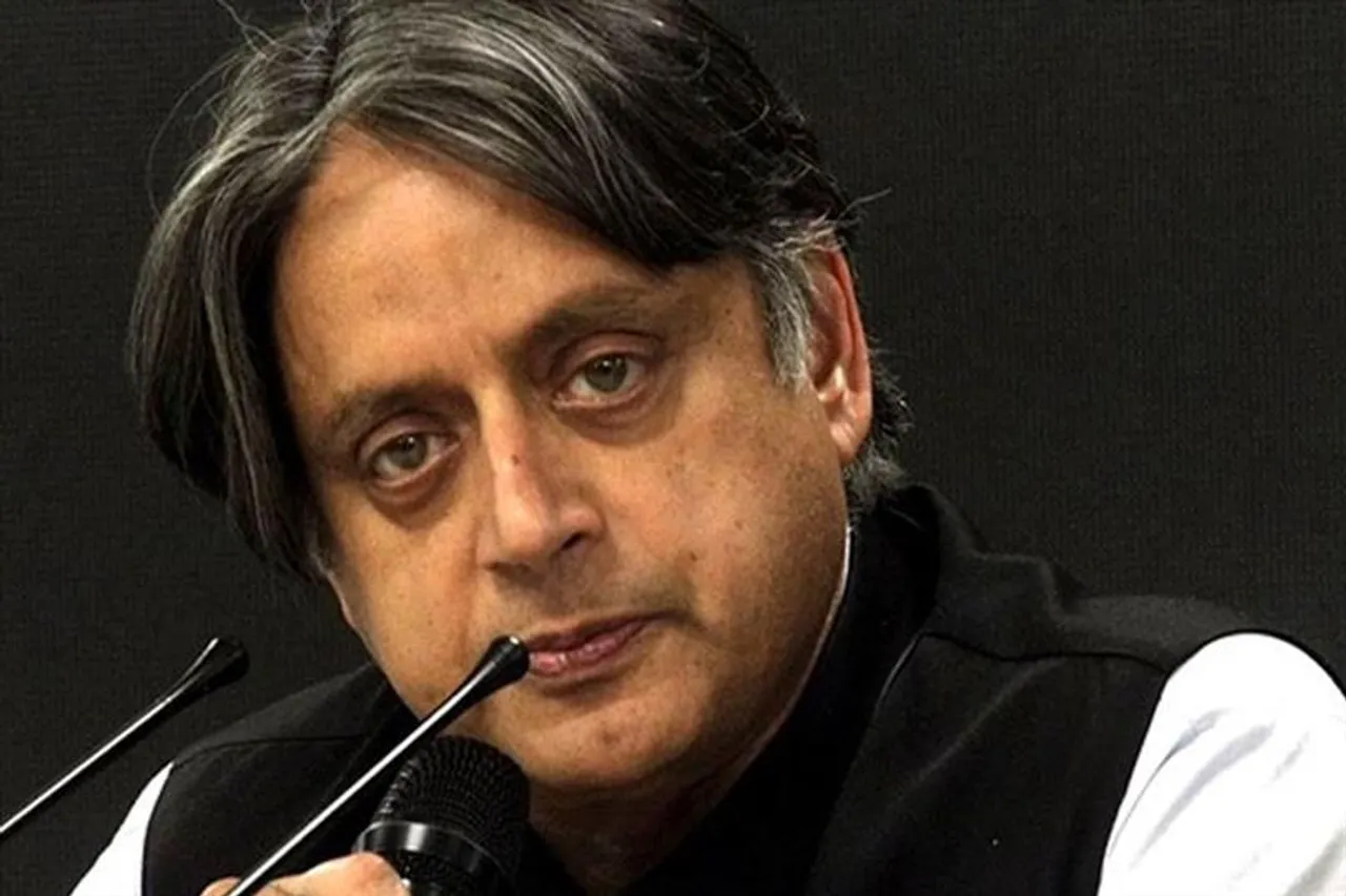 কষ্ট কমাতে চাইলে সরকারের ট্যাক্স কমানো উচিত, মন্তব্য থারুরের