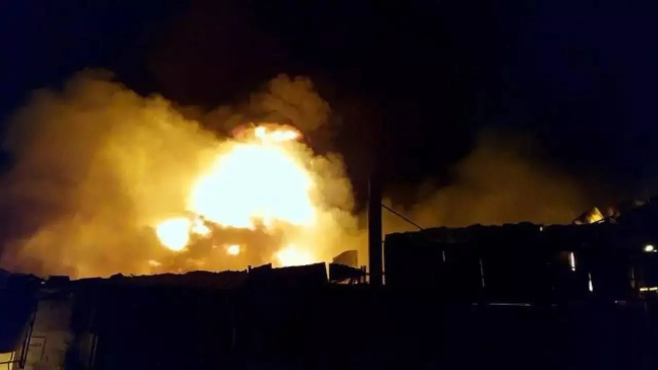 ভিওয়ানিতে প্লাস্টিকের গুদামে আগুন