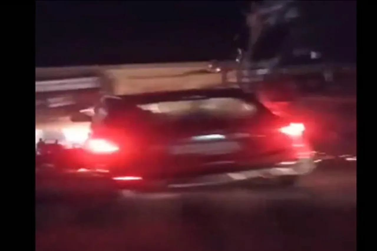 সমাজবাদী পার্টির নেতার গাড়িতে ধাক্কা ট্রাকের, বাকিটা দেখুন ভিডিওয়