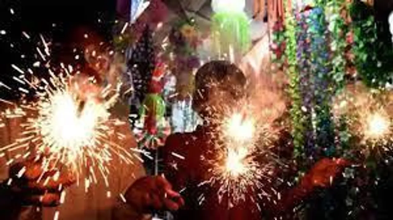 কালীপুজোয় মুড়িমুড়কির মতো ফাটল বাজি