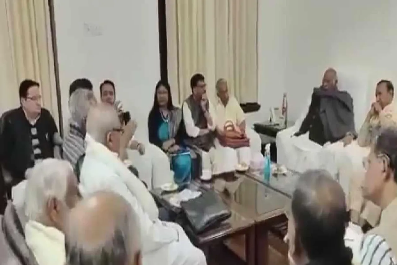 মল্লিকার্জুন খাড়গের চেম্বারে একযোগে আক্রমণের প্রস্তুতি বিরোধীদের