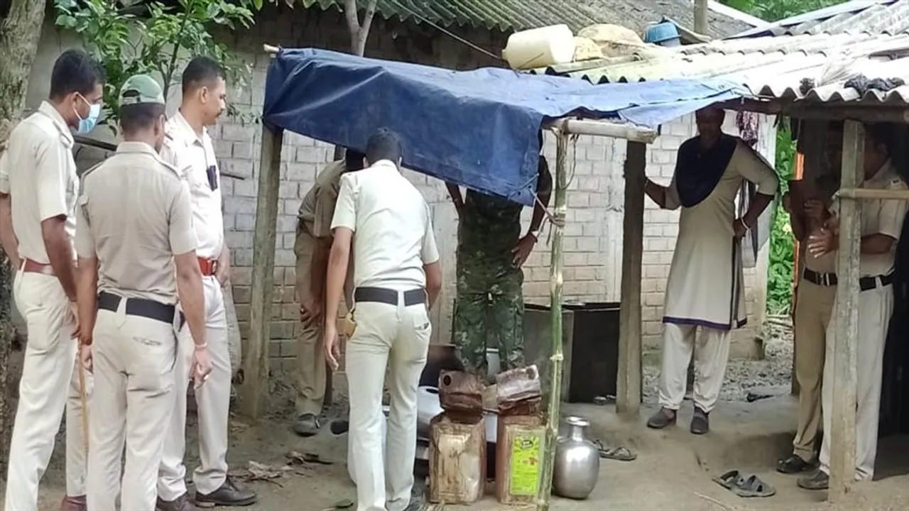 চোলাইয়ের ঠেকে হানা পুলিশের, গ্রেফতার ৬