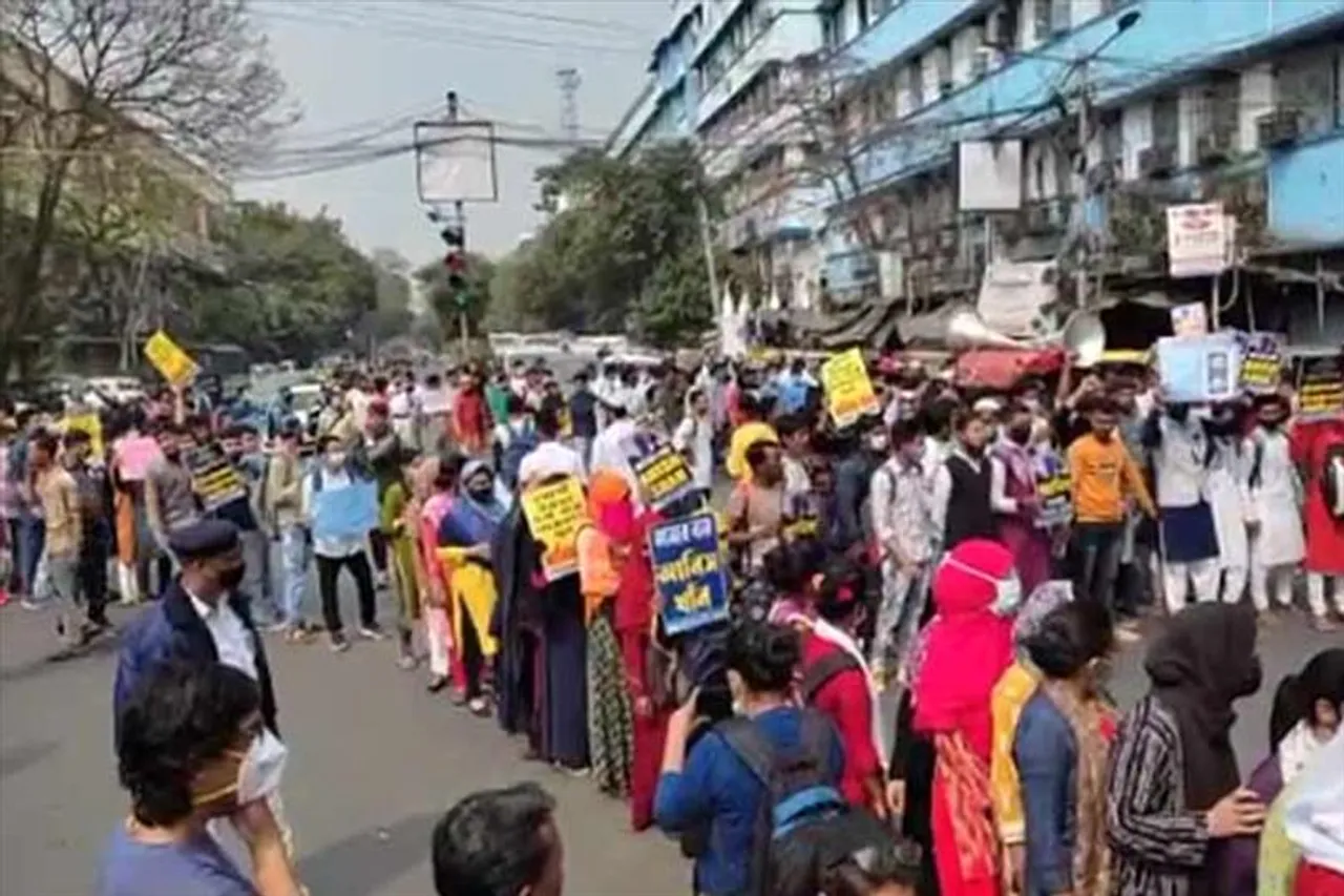 পড়ুয়াদের মিছিলে অবরুদ্ধ শিয়ালদহ, রাস্তায় দাঁড়িয়ে অ্যাম্বুলেন্স