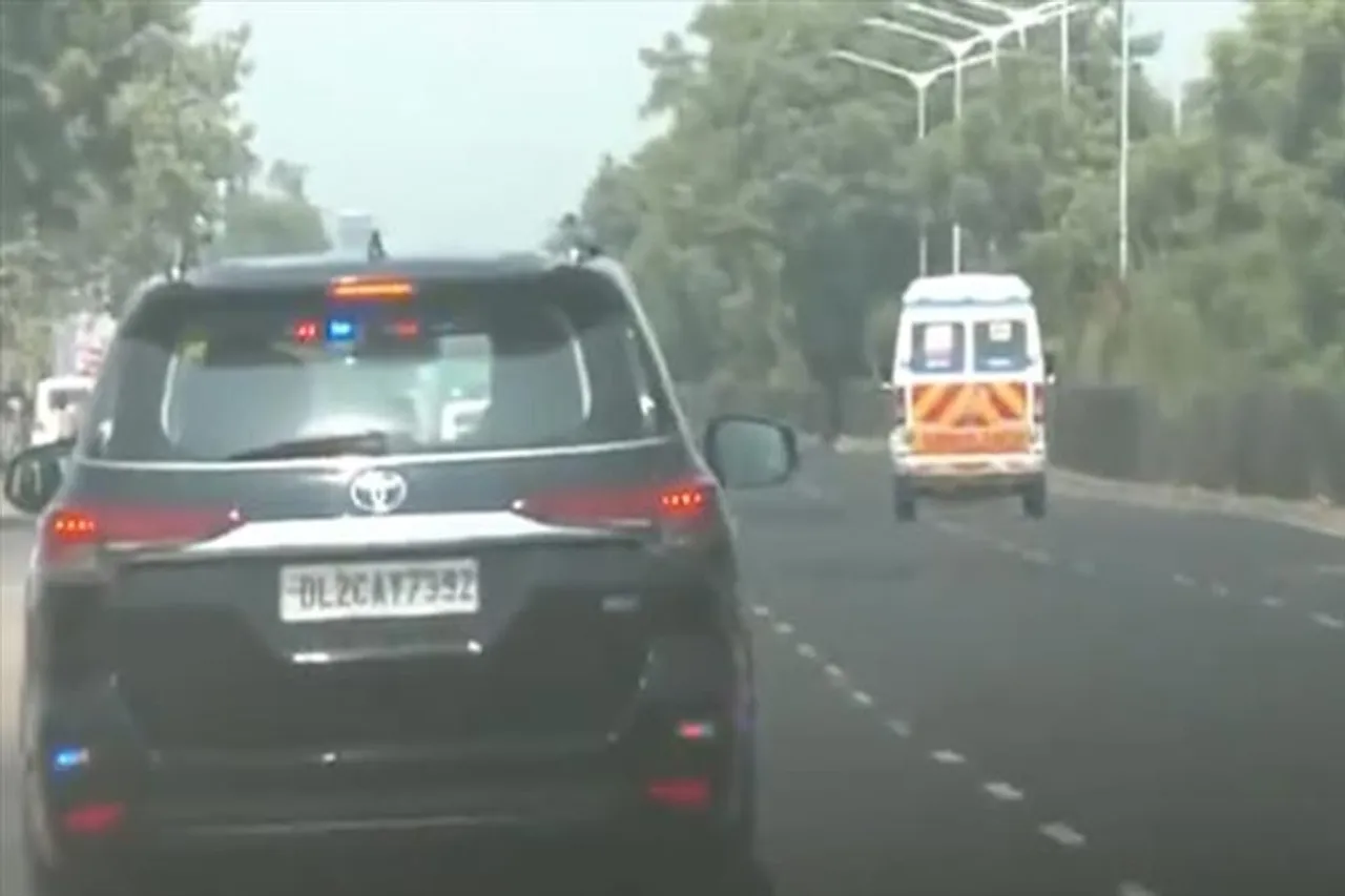 অ্যাম্বুলেন্সের জন্য থেমে গেল প্রধানমন্ত্রীর কনভয়, রইল ভিডিও