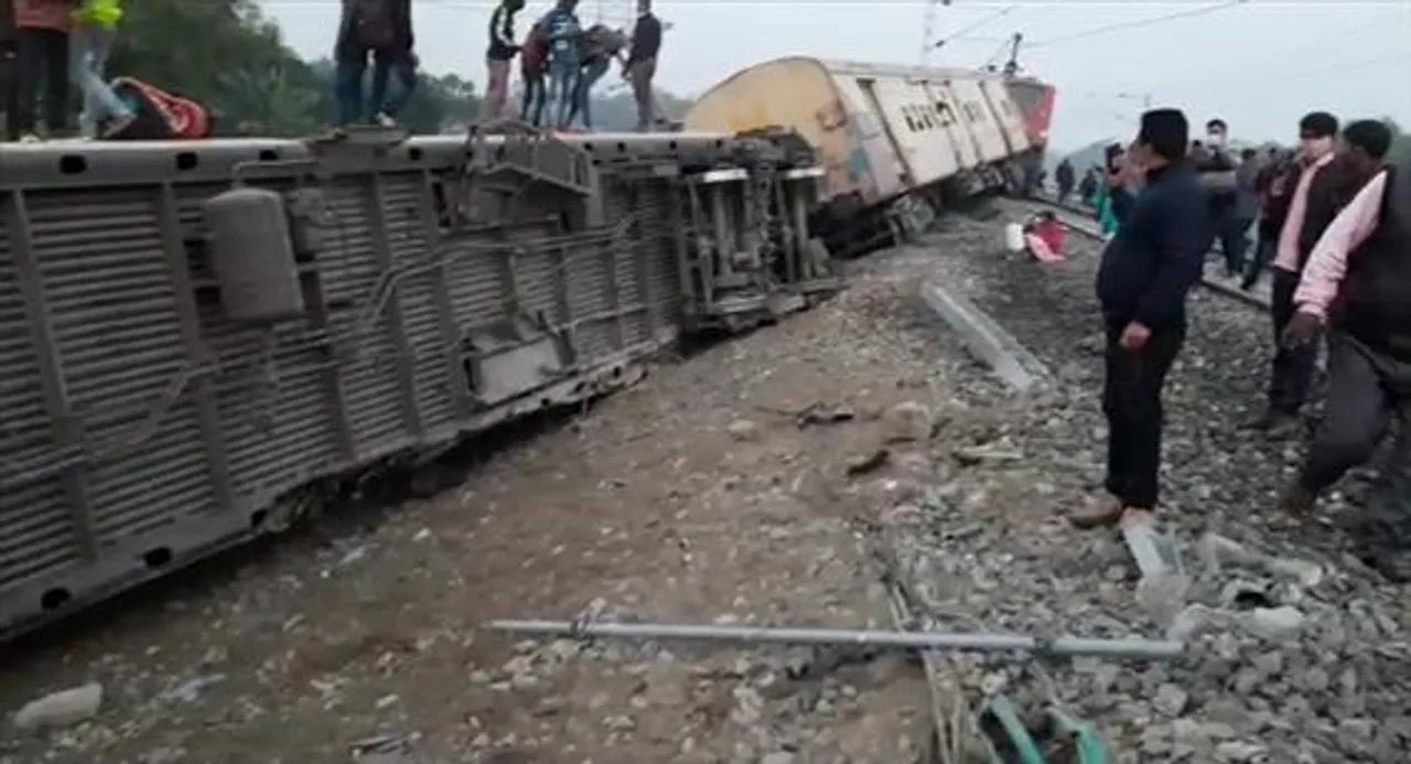 আগামীকাল দুর্ঘটনাস্থলে পৌঁছবেন রেলমন্ত্রী