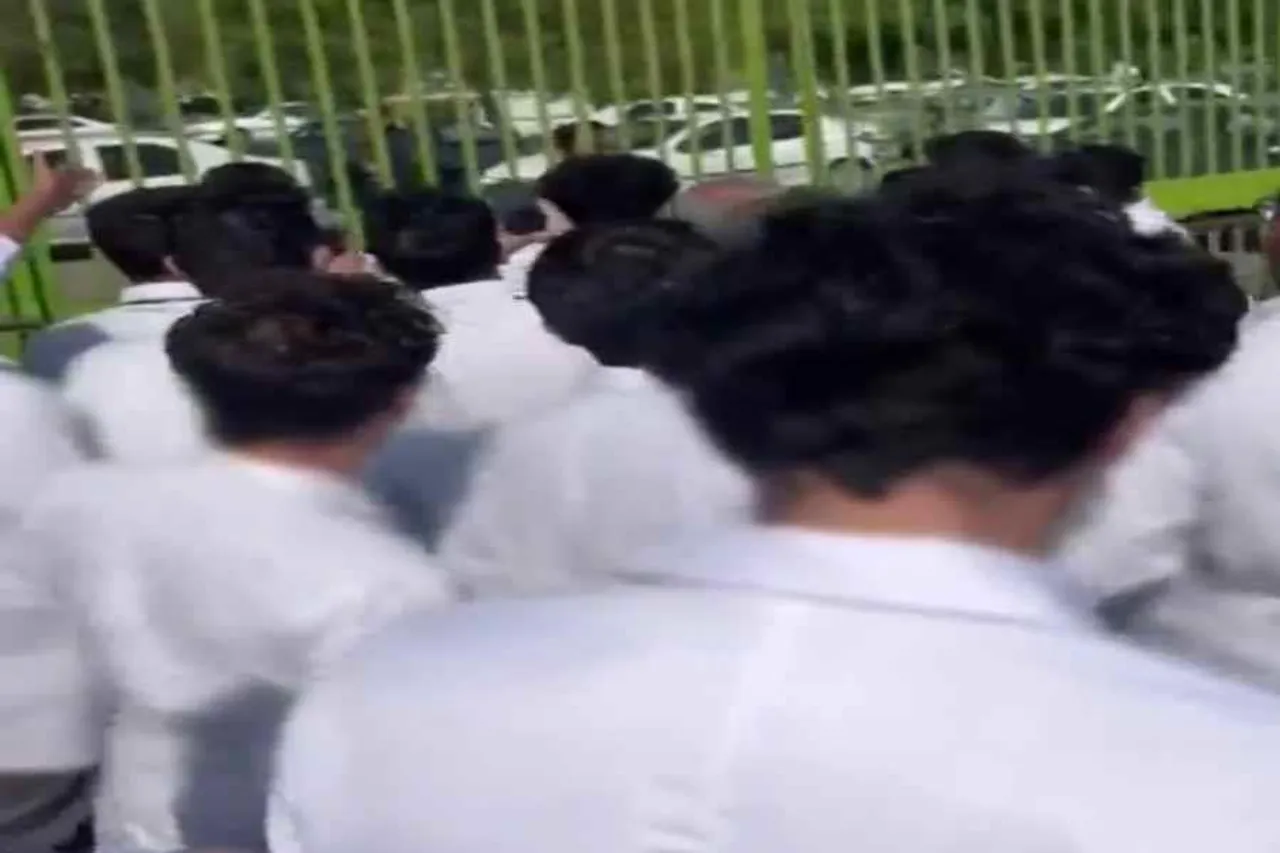 হাসপাতালে প্রতিবাদ চিকিৎসা বিজ্ঞানের শিক্ষার্থীদের