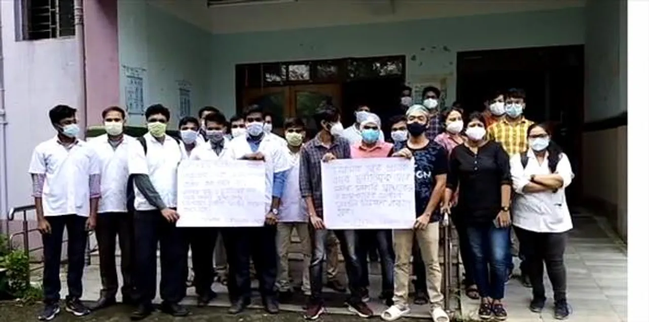 মেডিকেল কলেজে নিয়োগের দাবিতে বিক্ষোভ চিকিৎসা বিভাগের ছাত্রদের