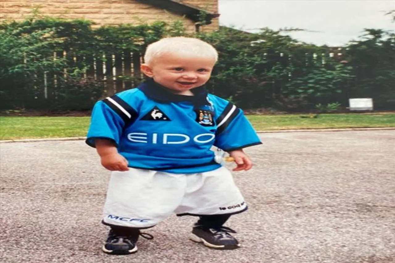 বাবার পর ছেলেও ম্যানচেস্টারে