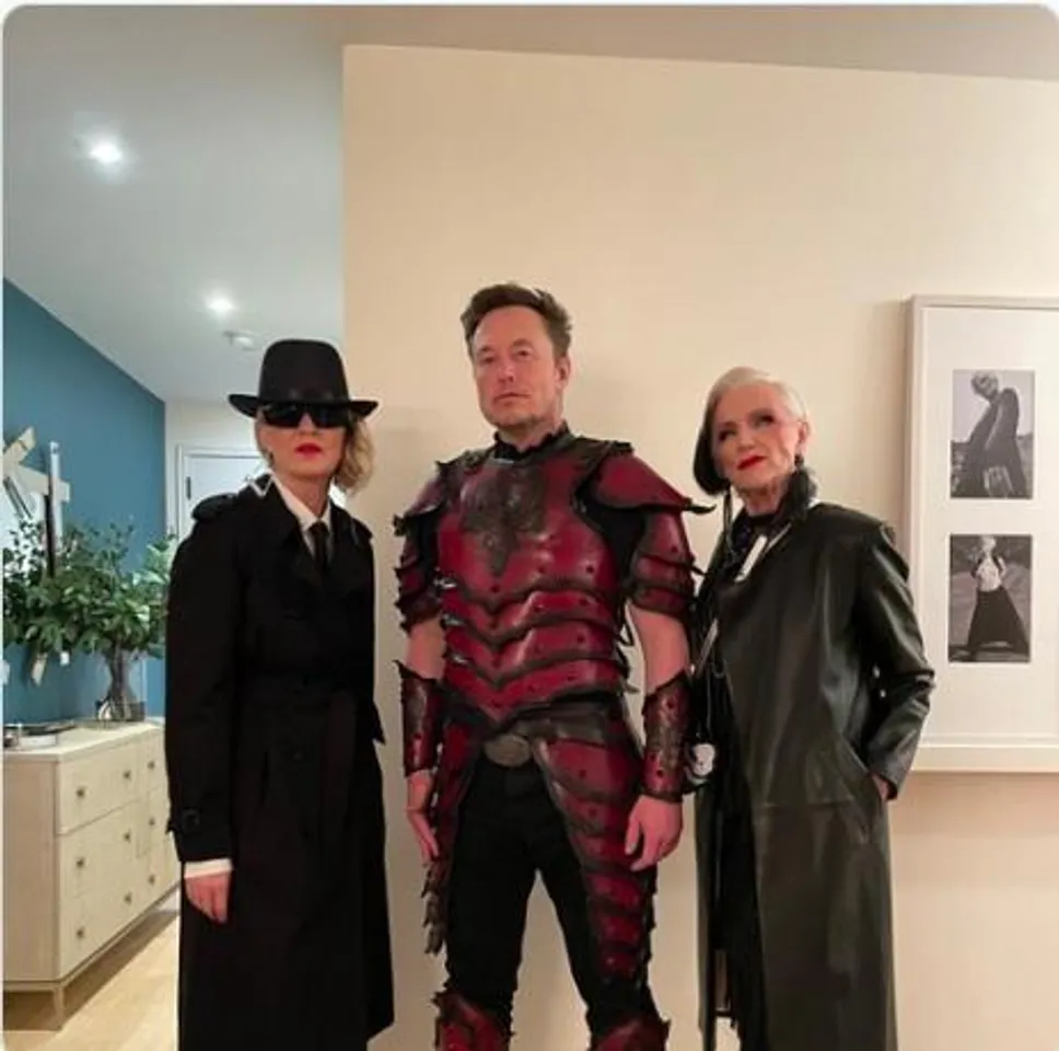 হ্যালোইন উৎসবে মায়ের সঙ্গে 'ভূতুড়ে রূপে' এলন মাস্ক, ভাইরাল ছবি