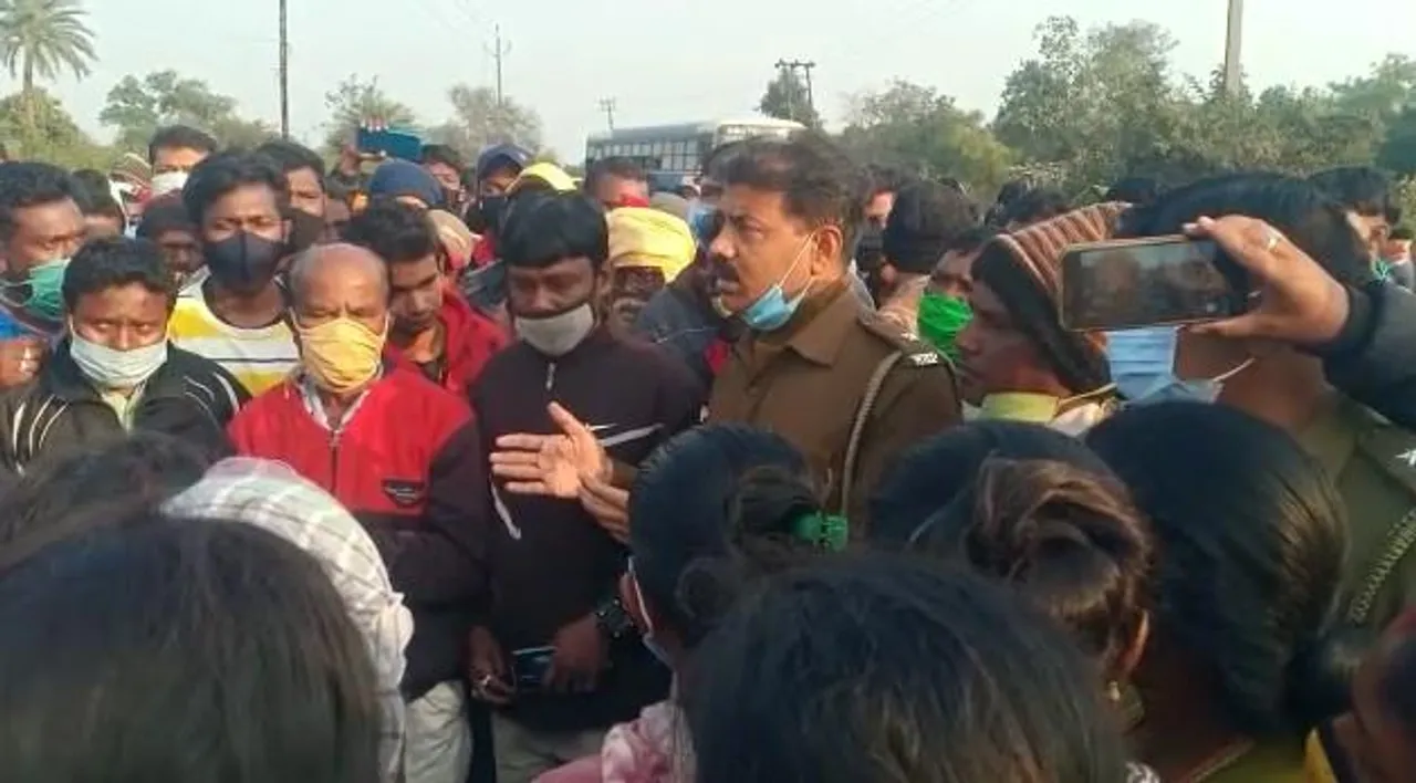 দোষীকে গ্রেফতারের দাবিতে রাস্তা অবরোধ করে বিক্ষোভ স্থানীয়দের