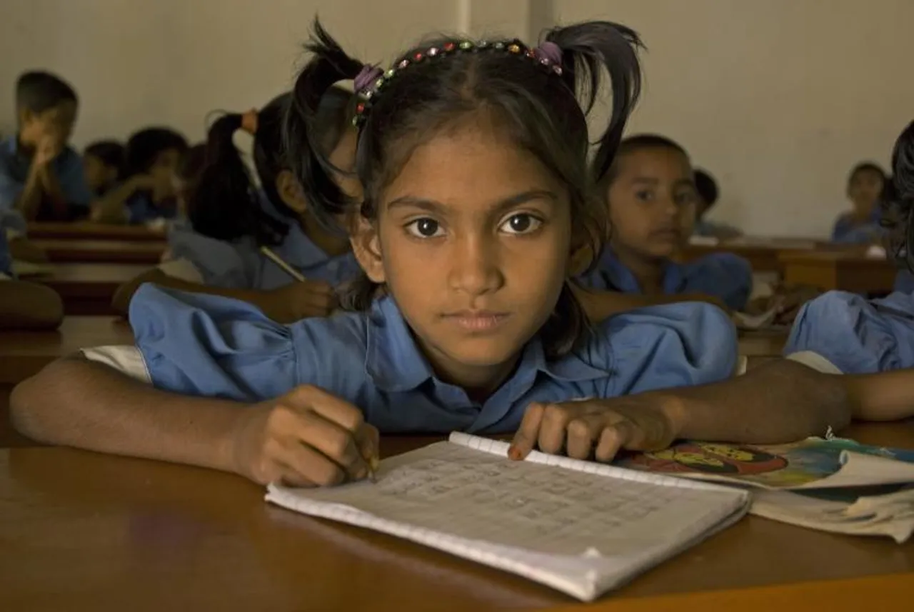 করোনা বিধি মেনেই যথা সময়ে খুলছে স্কুলের দরজা