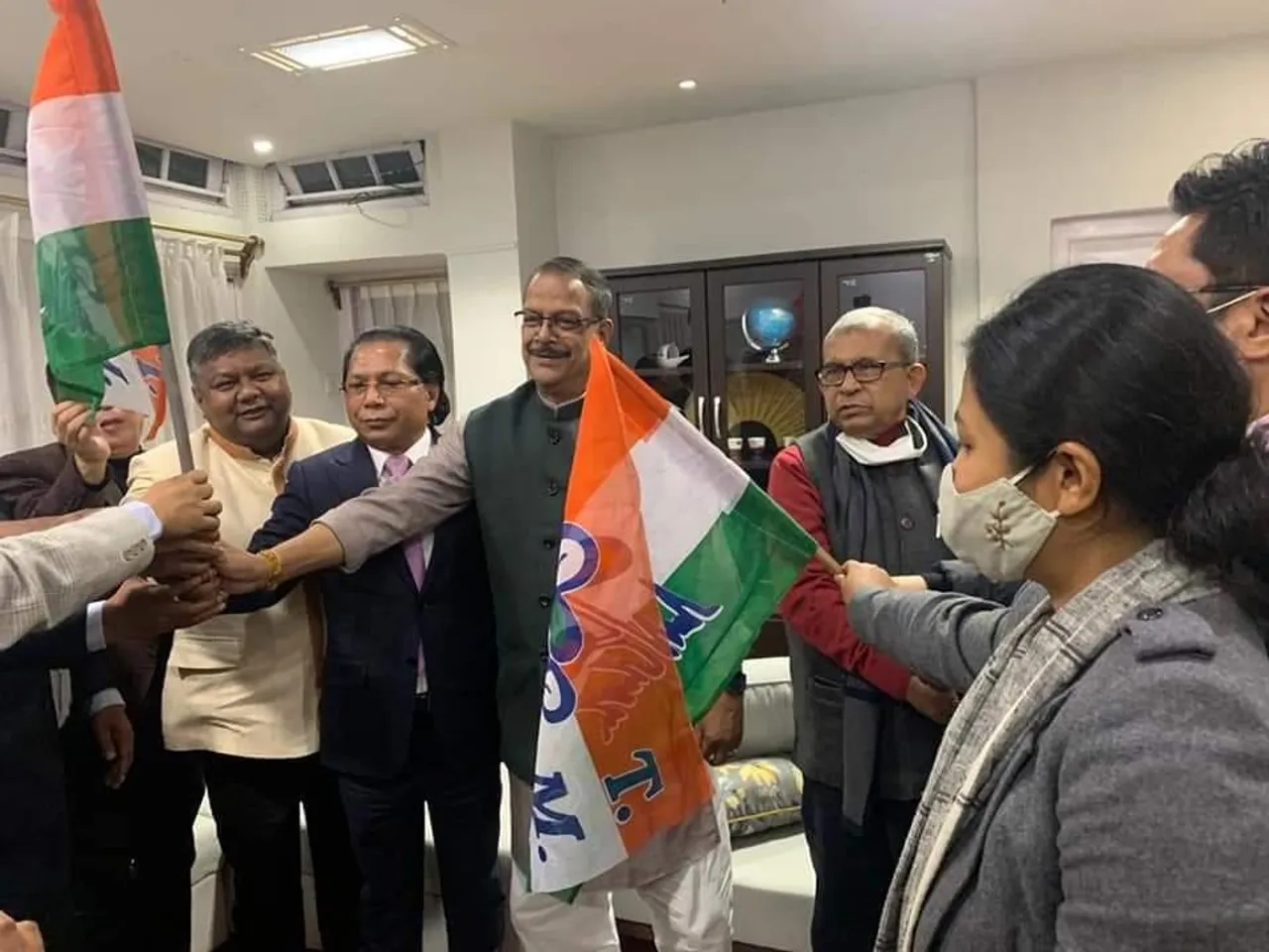 মলয় ঘটক ও মানস রঞ্জন ভূঁইয়ার হাত ধরে তৃনমূল কংগ্রেসে যোগদান