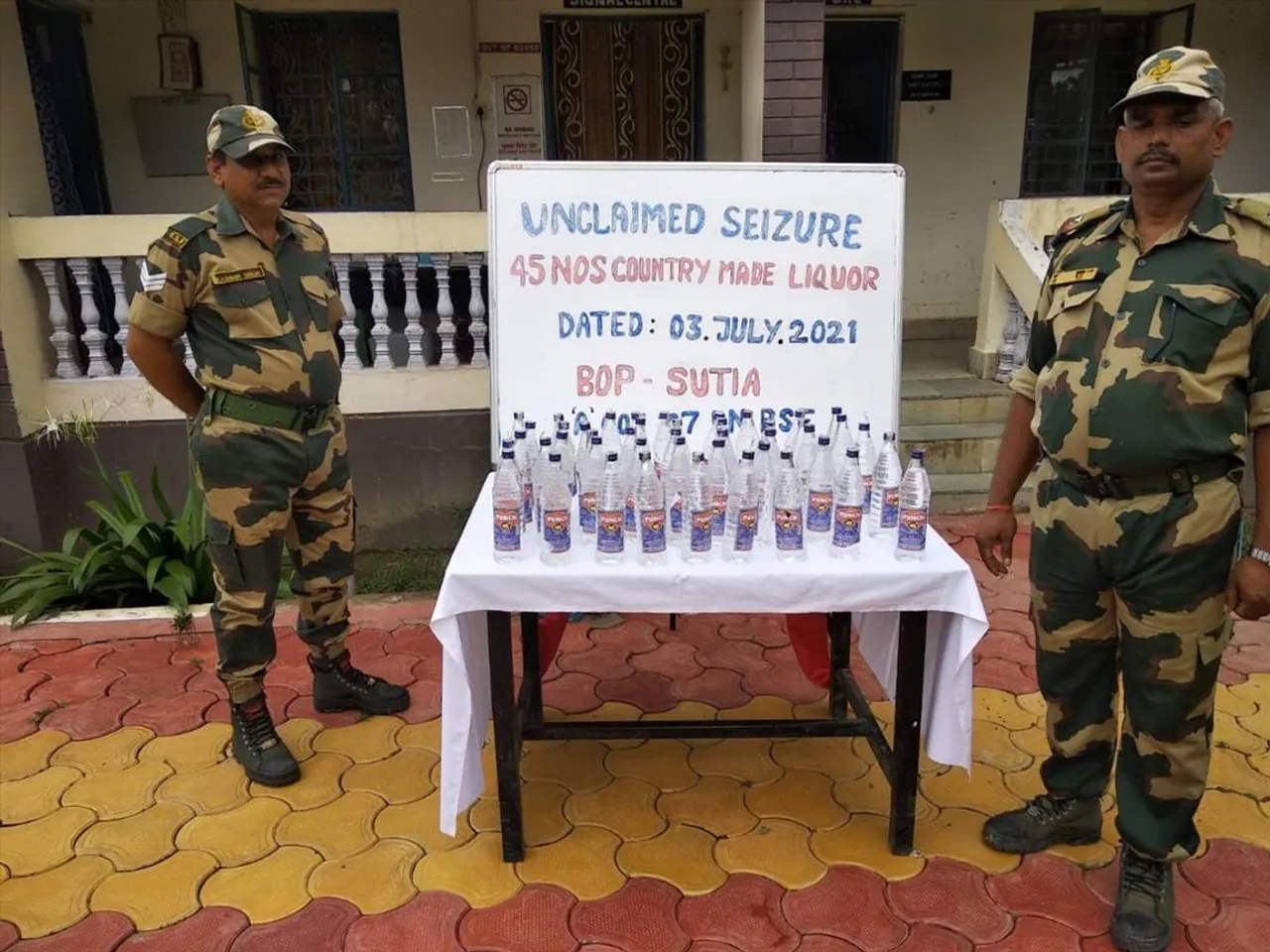 বড় সাফল্য বিএএসএফ এর, সীমান্তে আটক মাছ ও সিগার পাচারকারী দল