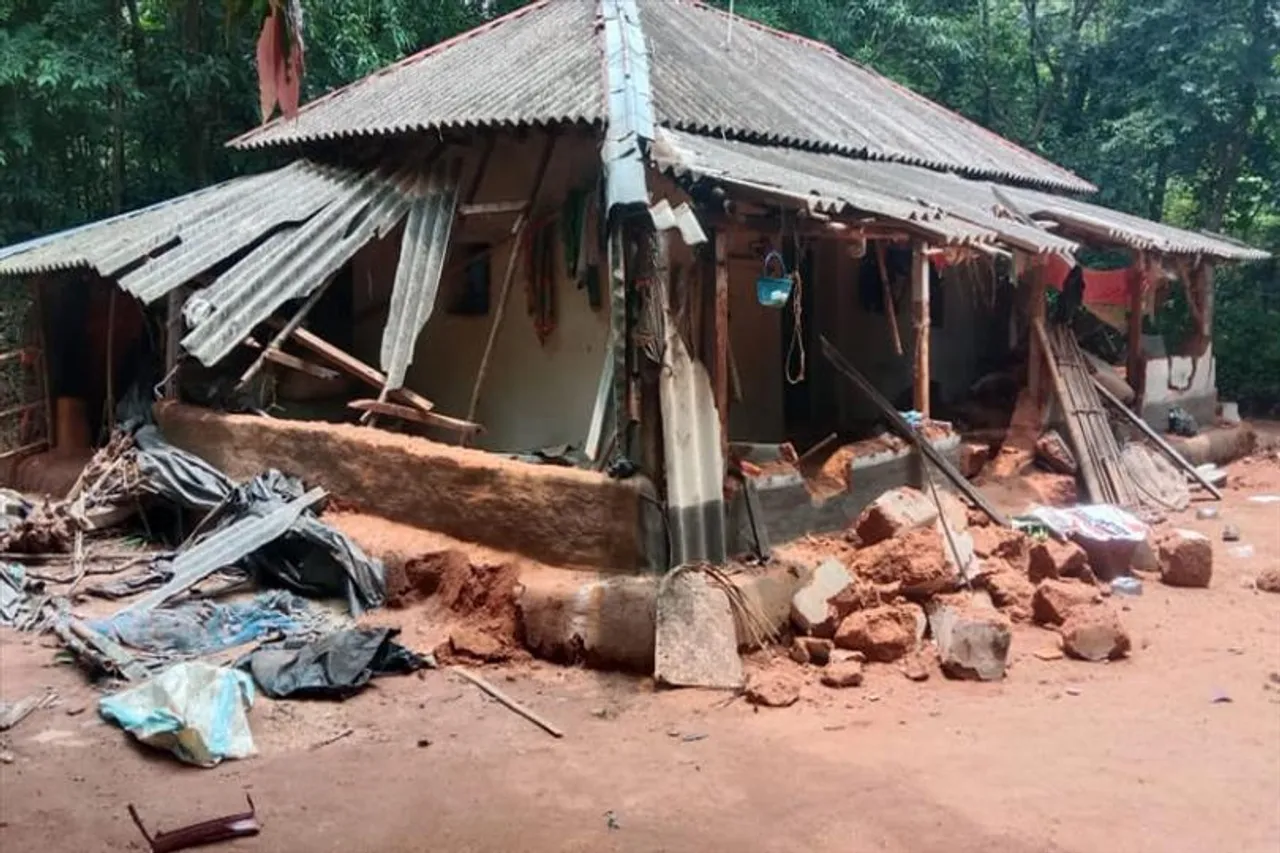 হাতির তাণ্ডবে ত্রস্ত গ্রামের পর গ্রাম, প্রাণের ঝুঁকি নিয়ে কাটছে দিন