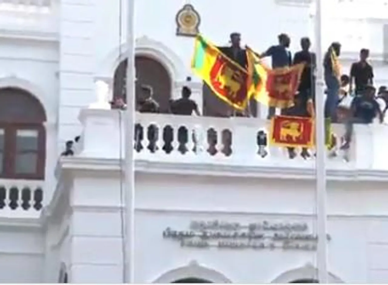 বিক্ষোভে উত্তাল শ্রীলঙ্কা, স্থগিত হল মার্কিন দূতাবাসের কাজ