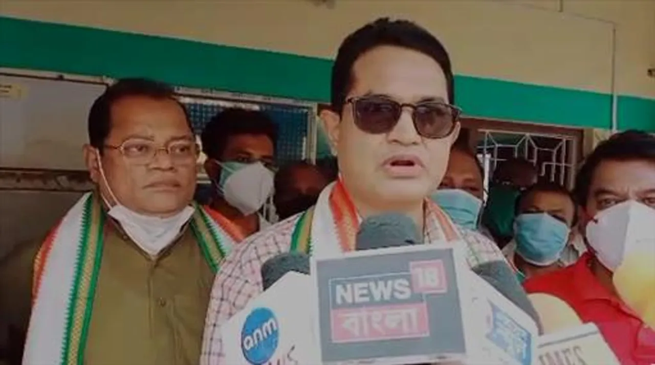 পথচারীদের চারাগাছ ও মাস্ক দিলেন রাজ্যের মন্ত্রী