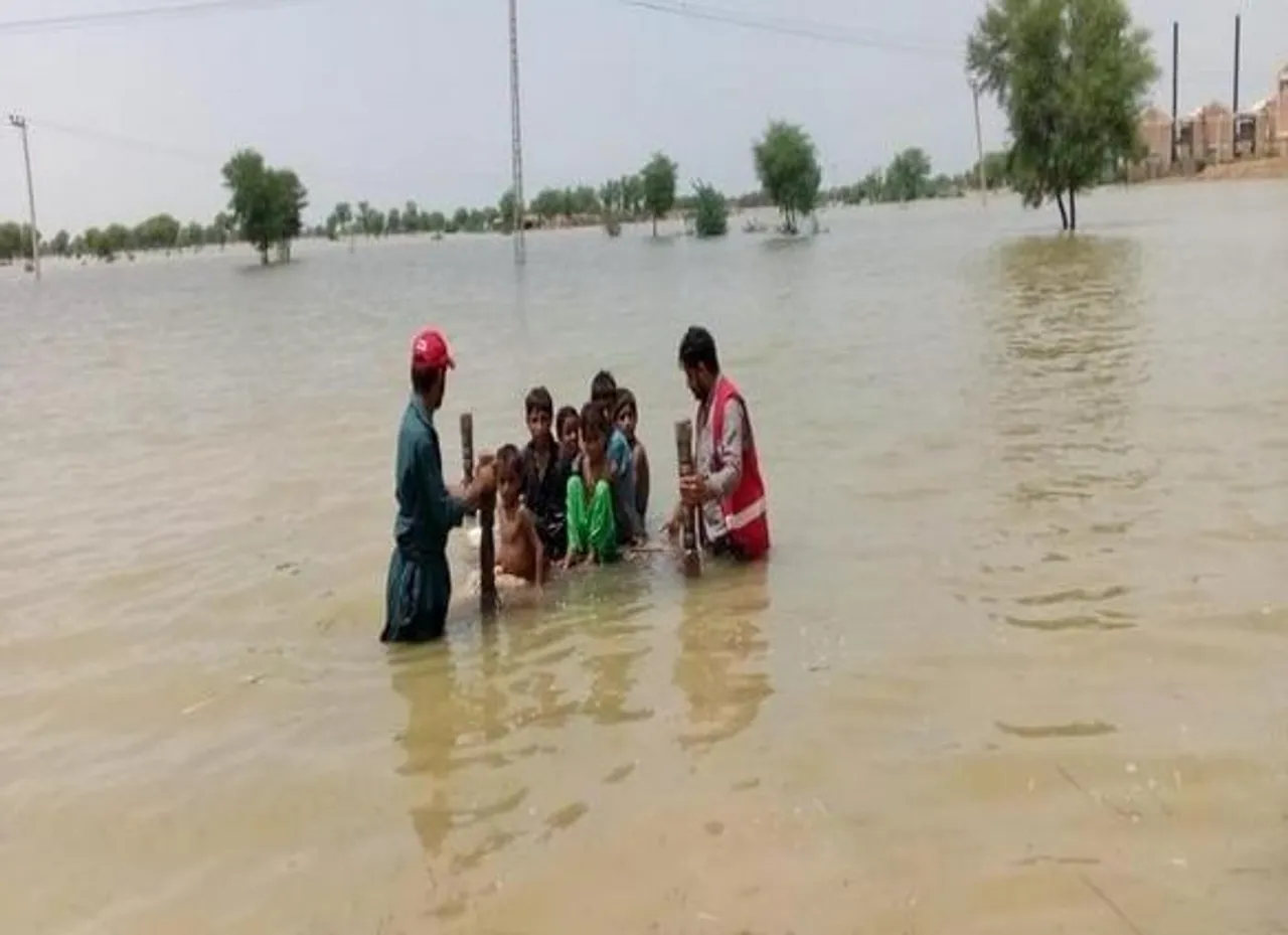 পাক বন্যায় লাখ লাখ মানুষ সংক্রামক রোগের ঝুঁকিতে রয়েছে