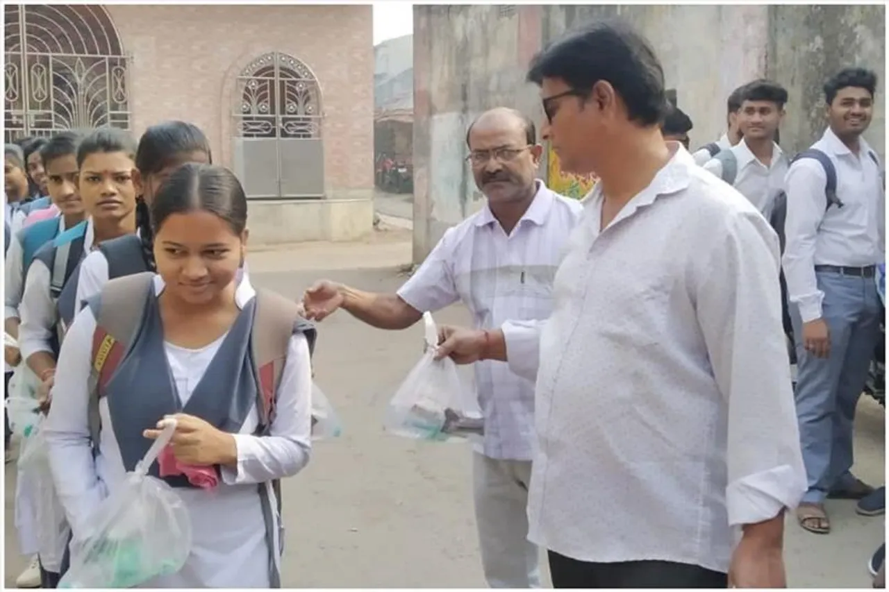 পরীক্ষার্থীদের জন্য আলাদা গাড়ির ব্যবস্থা, সঙ্গে টিফিনের প্যাকেট
